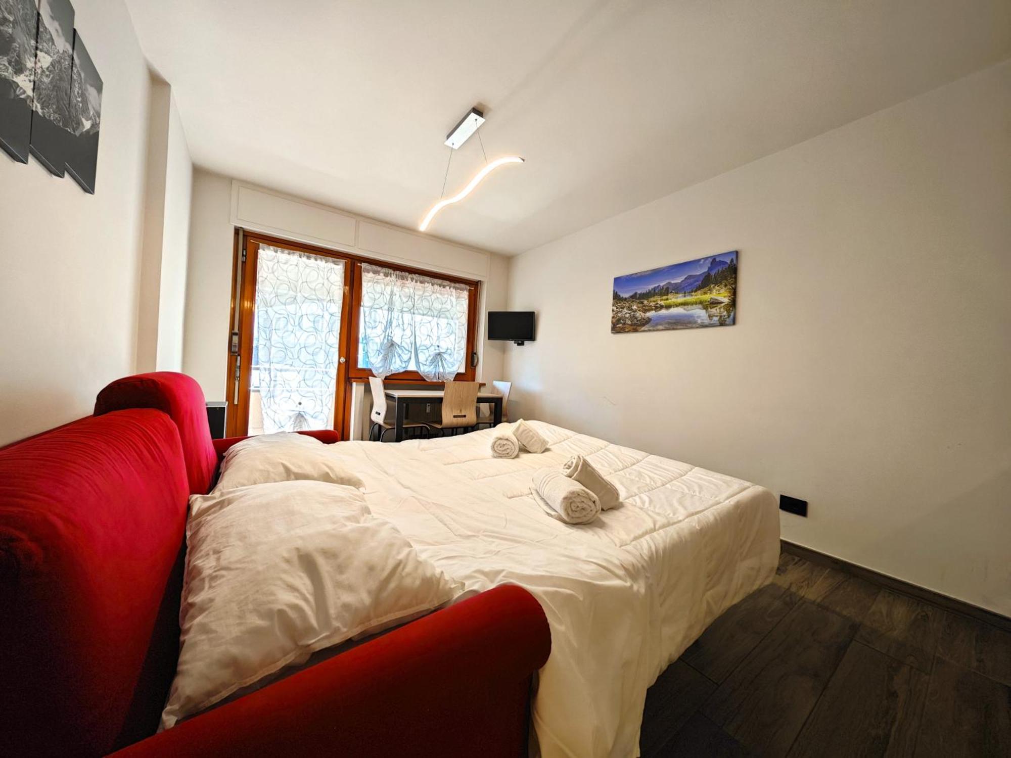 Hostdomus - City Center Apartment Сестриере Экстерьер фото