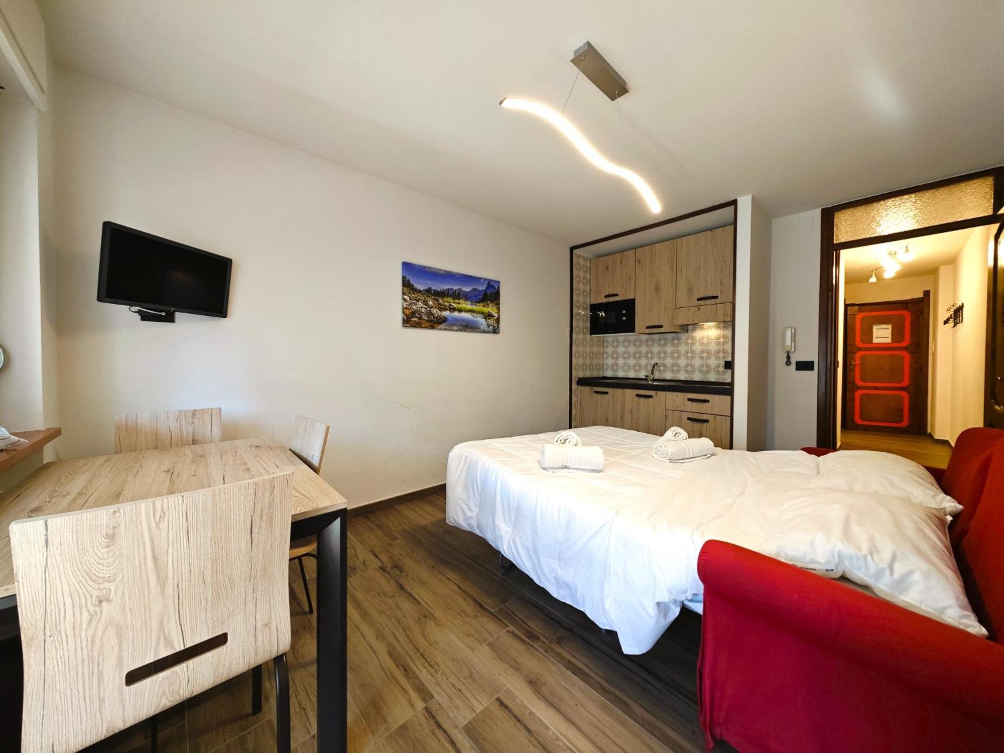 Hostdomus - City Center Apartment Сестриере Экстерьер фото