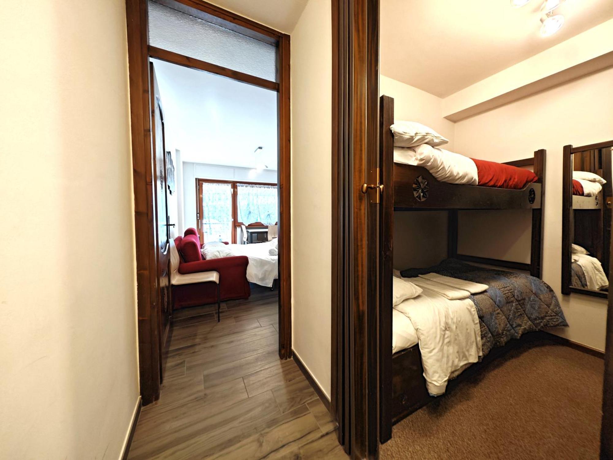 Hostdomus - City Center Apartment Сестриере Экстерьер фото