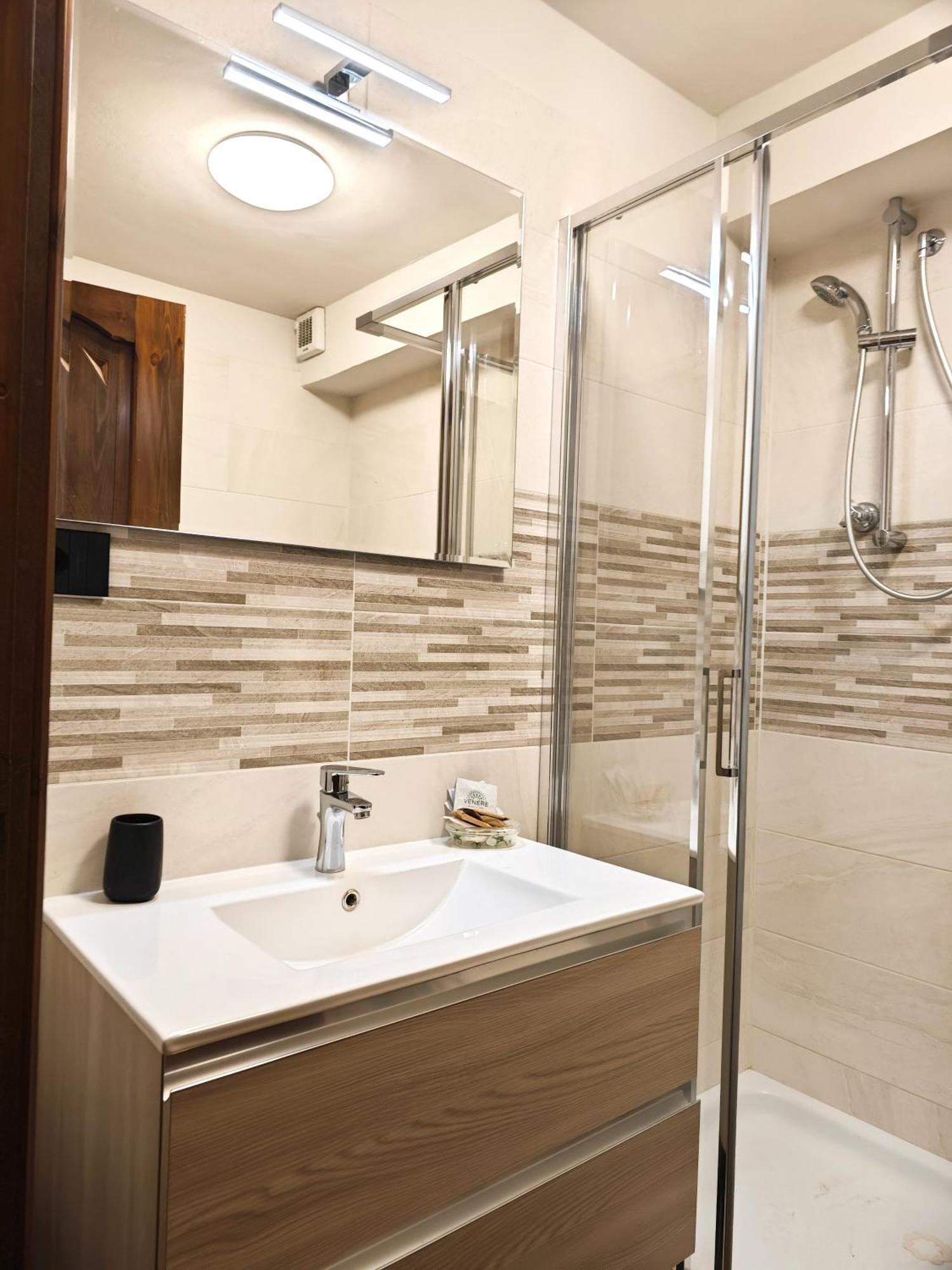 Hostdomus - City Center Apartment Сестриере Экстерьер фото