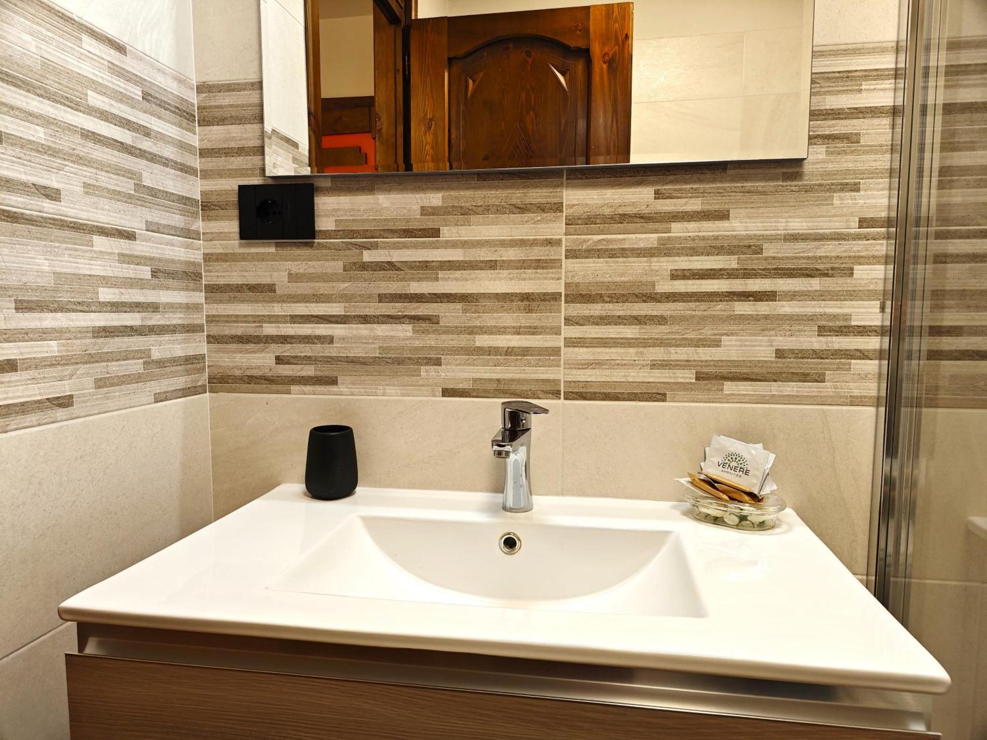 Hostdomus - City Center Apartment Сестриере Экстерьер фото